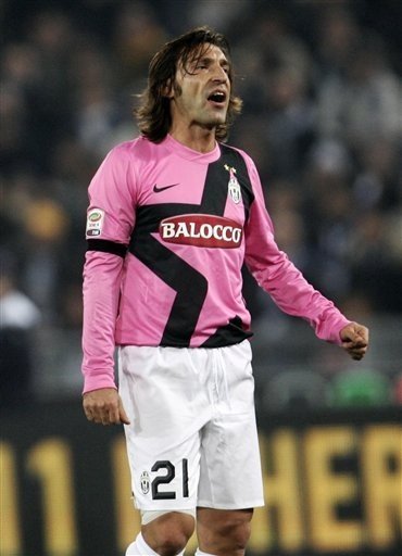 中甲冠军辽宁铁人队在沈阳故宫拍全家福：致敬历史，开启未来